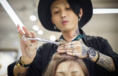 三亿体育:英国母亲坚持母乳喂养5岁女儿 欲让其喝到10岁(图1) 三亿体育官网